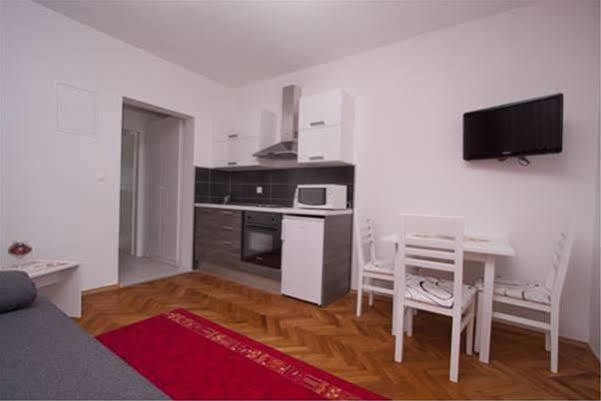 Guest House Burin Mlini Buitenkant foto
