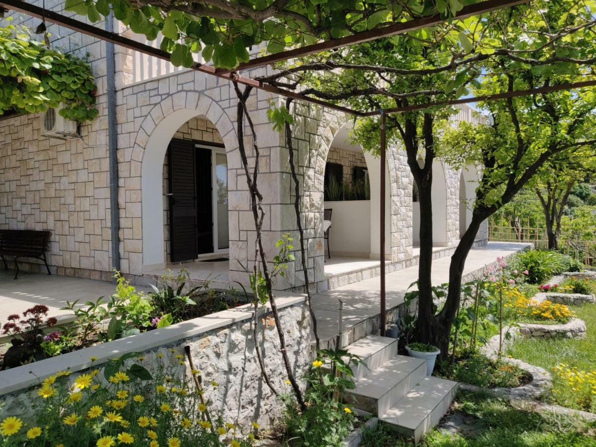 Guest House Burin Mlini Buitenkant foto